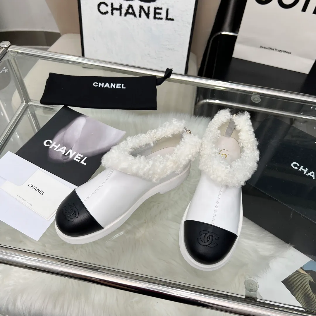 👟👟Ex-factory price 540👟👟 High version of Chanel CHANEL, 🌞🌞🌞Xiaoxiang’s latest 2025 autumn and winter short boots, a must-have item for this autumn and winter season! ! Ms. Chanel loves simple yet irresistible combinations to show her unique style. Mix and match freely to shine⚡Follow Grandma’s fashion steps! ! ! The top-notch craftsmanship and texture are perfectly presented. No matter any details, you can compare them with the counters. The best quality products can be entered and exited from the counters at will! ! ❶Material: imported cowhide/cow suede/wool ❷Lining: sheepskin lining ❸Feet: sheepskin ❹Outsole: original molded sole ❺Heel height: 3cm ❻Number of yards: 35-40 (40 and 41 are customized and non-refundable)